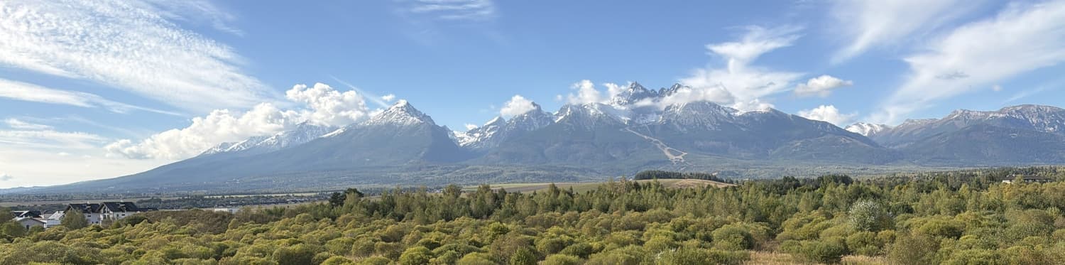 Hrebeň Vysokých Tatier z balkóna apartmánu, od Gerlachovského štítu vľavo po Belianske Tatry vpravo.