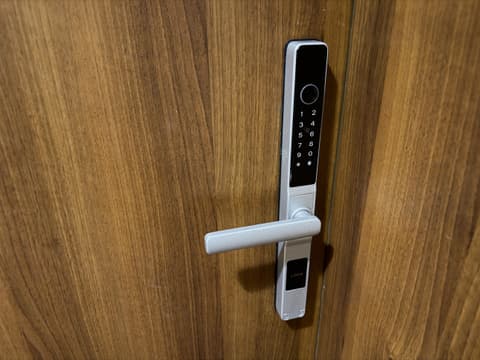 Smart zámok s klávesnicou na drevených dverách apartmánu
